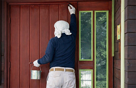 ペンキを塗る人