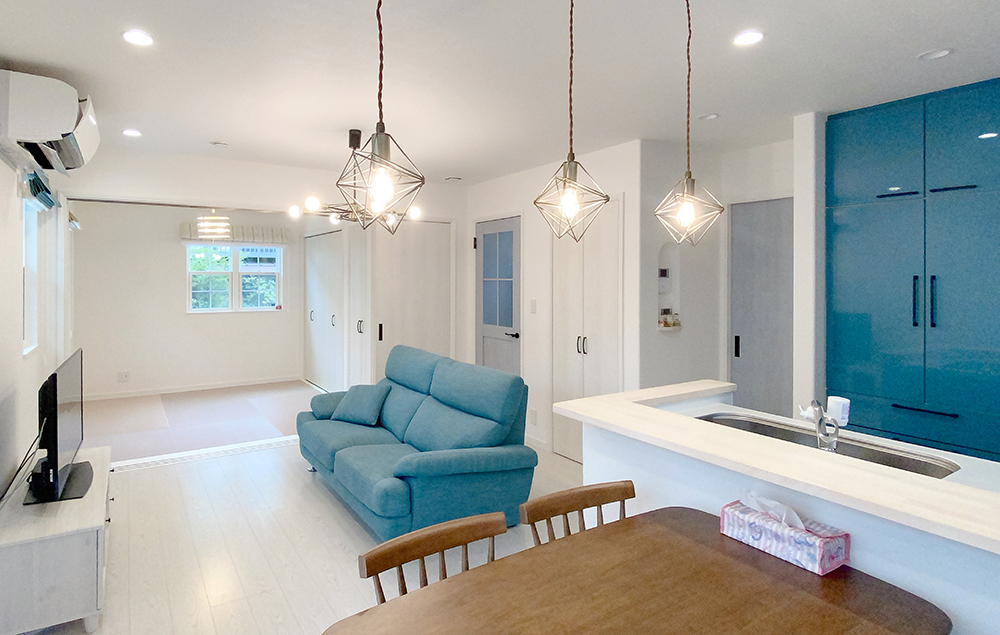 ブルーが映えるアメリカンデザインハウス