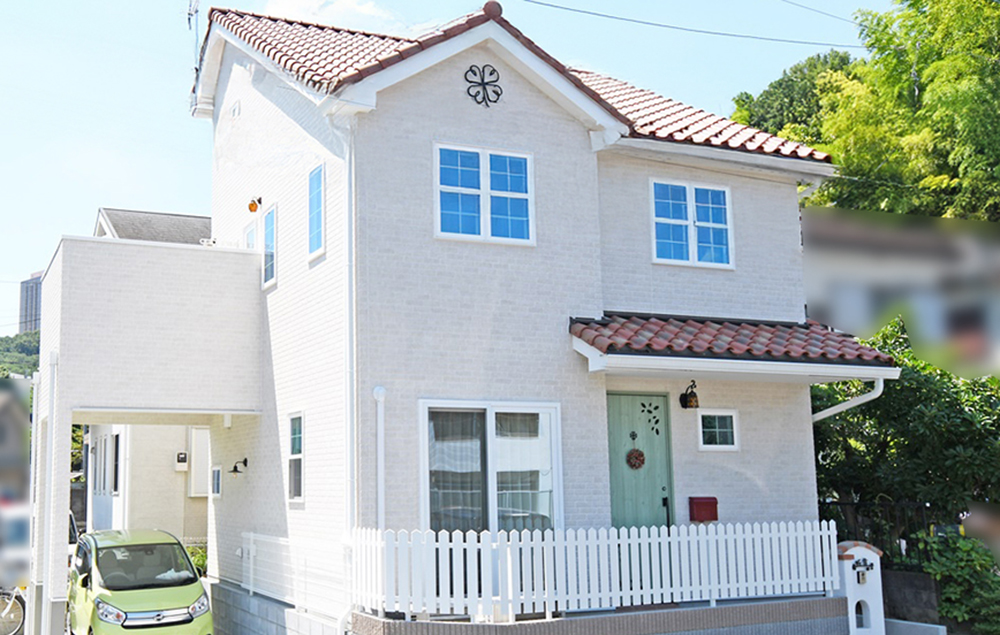 赤い瓦屋根のかわいいお家